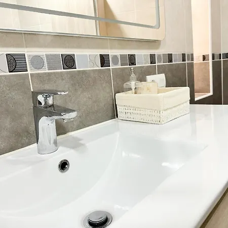 Relaxing Ocean View, Spacious Art With Large Terrace, Near Beaches