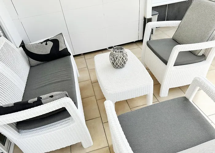 Spacious Art With Large Terrace, Relaxing Ocean View, Near Beaches 아데제