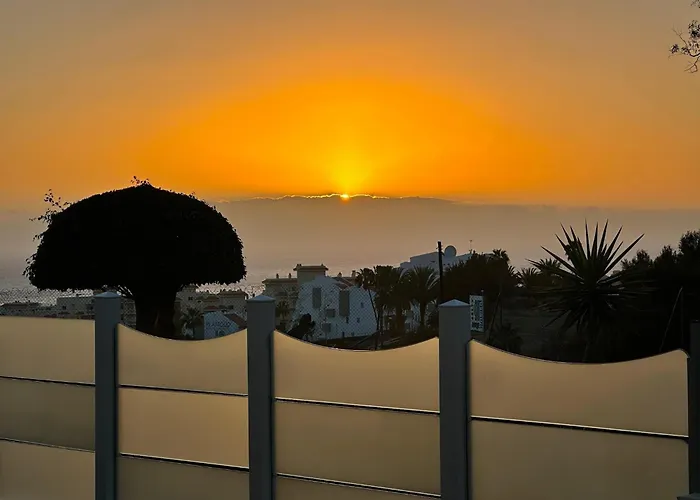 Lägenhet Spacious Art With Large Terrace, Relaxing Ocean View, Near Beaches